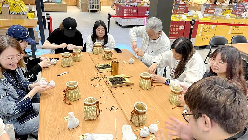 團揉大師－DIY茶球體驗。（照片/校方提供）