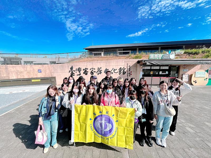 中國科大菁英學程團隊前往臺灣客家茶文化館。（照片/校方提供）