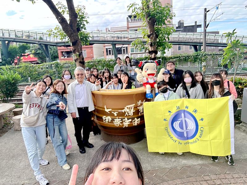 鶯歌老街文化體驗。（照片/校方提供）