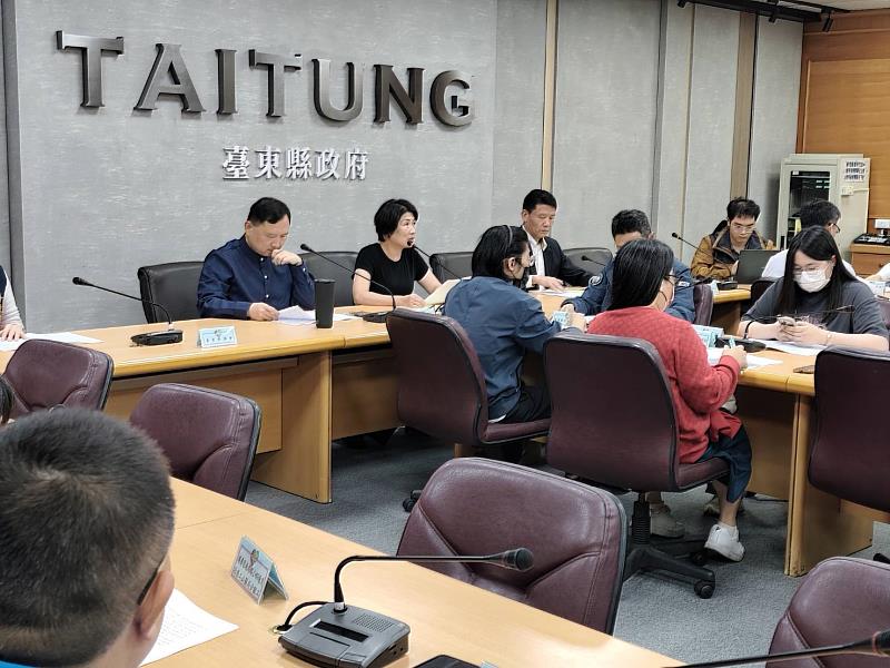 臺東縣12月份道安會報今召開,饒縣長指示落實執行跨年交通動線規劃疏導管制措施。