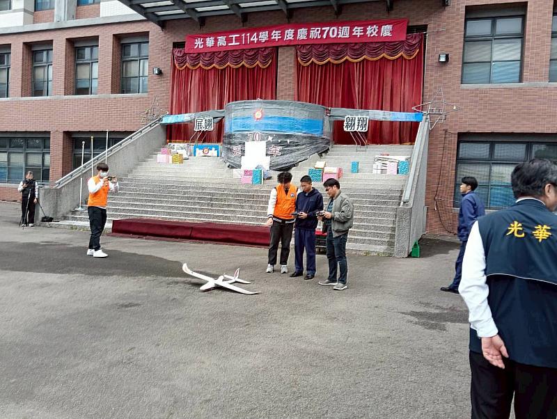 徐教授帶教授帶領學生操作定翼機。