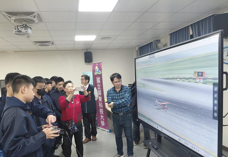 學生模擬飛行操作。