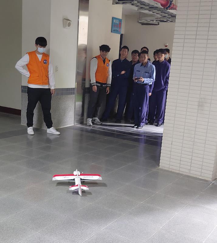 學生操作飛行原理。