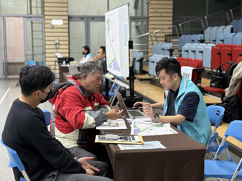地主現場諮詢重劃內容。