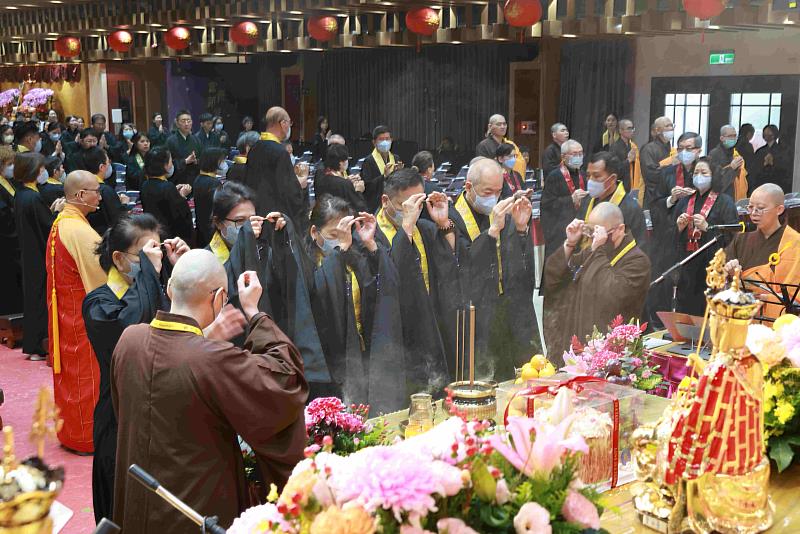 華嚴法會如法如儀，大眾精進共修、同霑法益。（圖片提供/靈鷲山佛教教團）