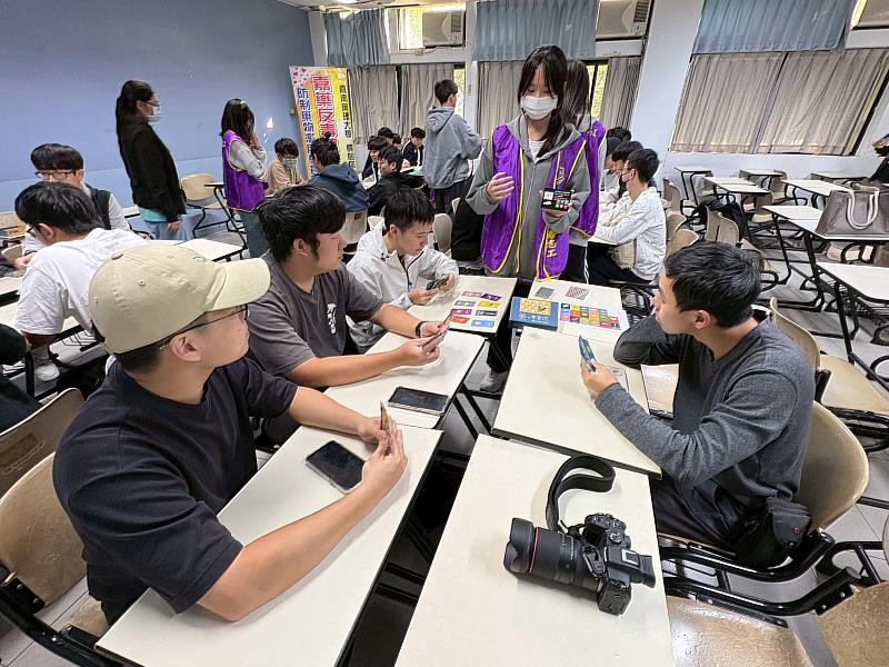 嘉藥反毒志工社員與友校同學一同進行桌遊體驗課程。