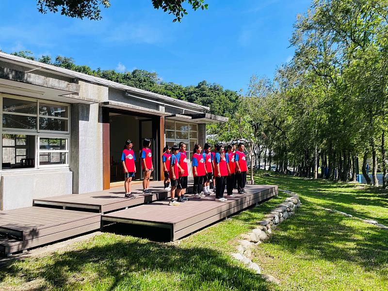 桃源國中的綜合教室融合室內外空間成為與部落文化傳承的「共學基地」。