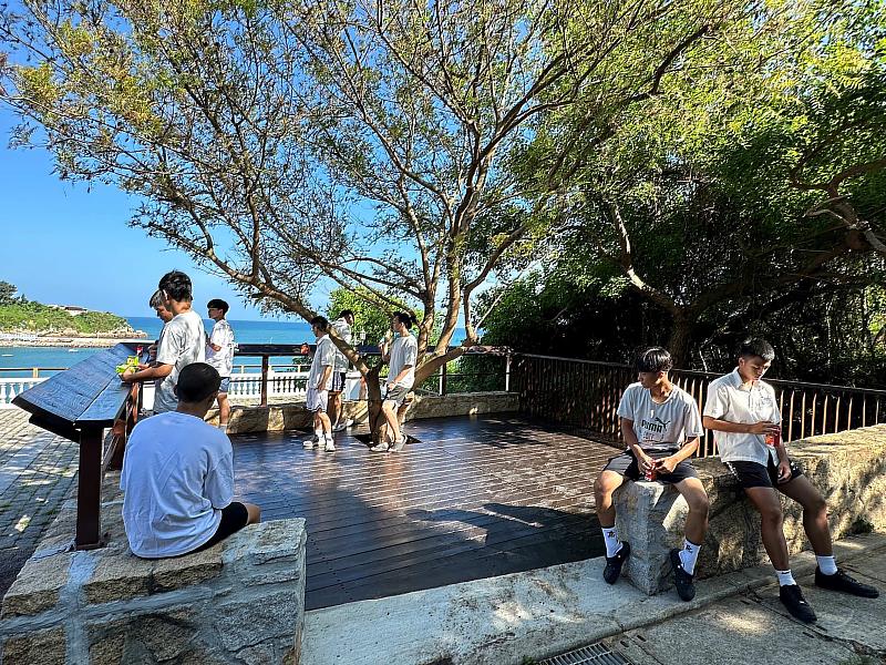 馬祖高中的孩子們利用五感融入海風與天光的流動，培養對「光影變化」與「自然節奏」的敏銳度。