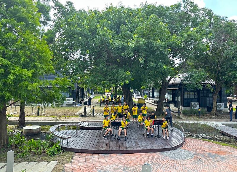 山腳國小跨越生態池上的平台串連校園中新舊建築的歷史記憶同時增設多樣性親水功能，豐富校園教學場域的多元發展。