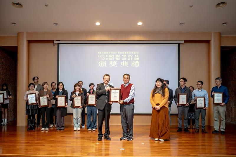 國立臺中教育大學郭伯臣校長出席頒獎典禮頒發受補助學校執行卓越感謝狀。