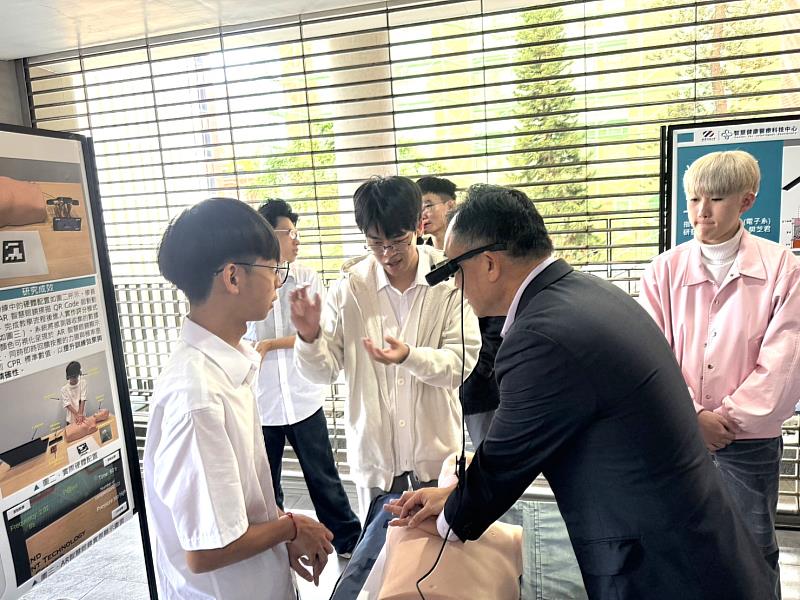 南臺科大運動科技中心展示多項自主研發器材與研究成果。該中心致力於培育專業運動科技人才，未來將作為推動臺韓運動表現分析與AI合作研發的重要技術基地。