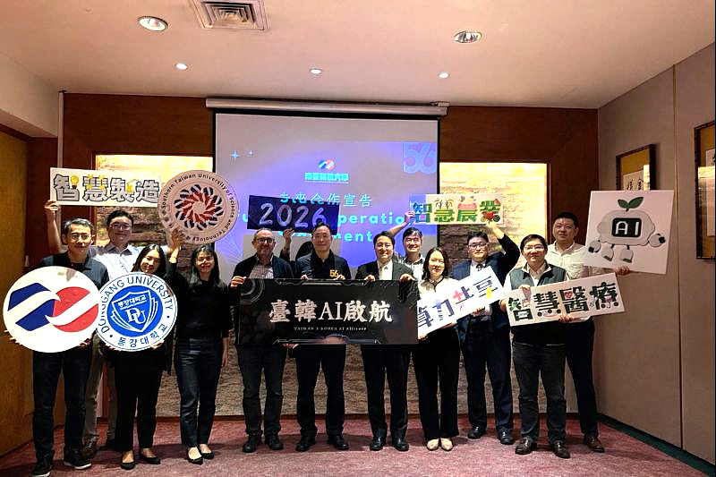 南臺科大校長黃能富與韓國東岡大學處長韓萬敏率領兩校主管師長合影，共同慶賀「臺韓AI啟航（Taiwan－Korea AI Alliance）」揭牌儀式圓滿完成，開啟跨國智慧教育新紀元。