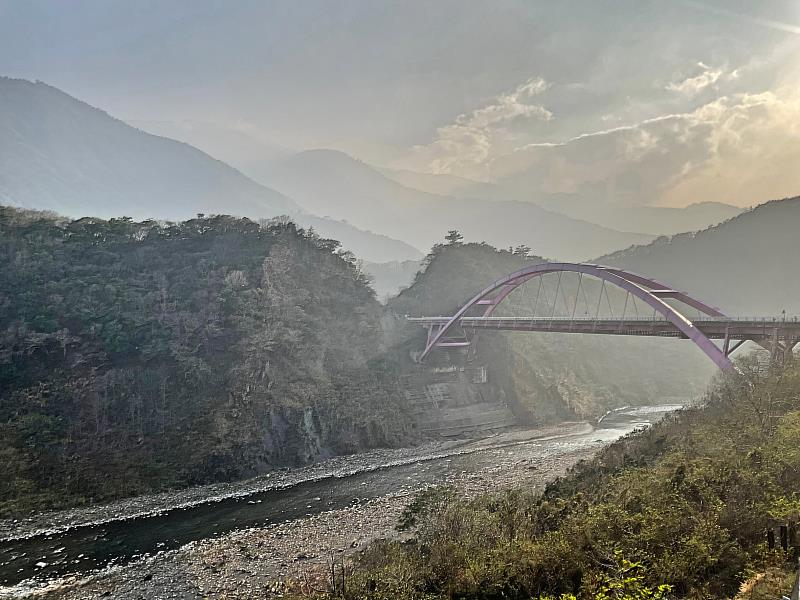 眺望遠方巴陵大橋