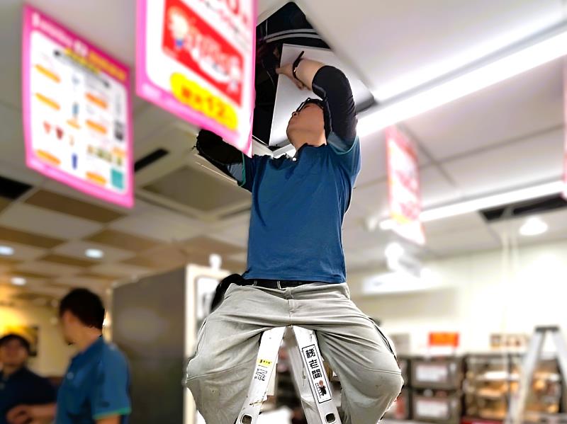 青年阿見參加北分署職業訓練培養專業職能，訓後考取冷凍空調技術士證照，成功轉職加薪。