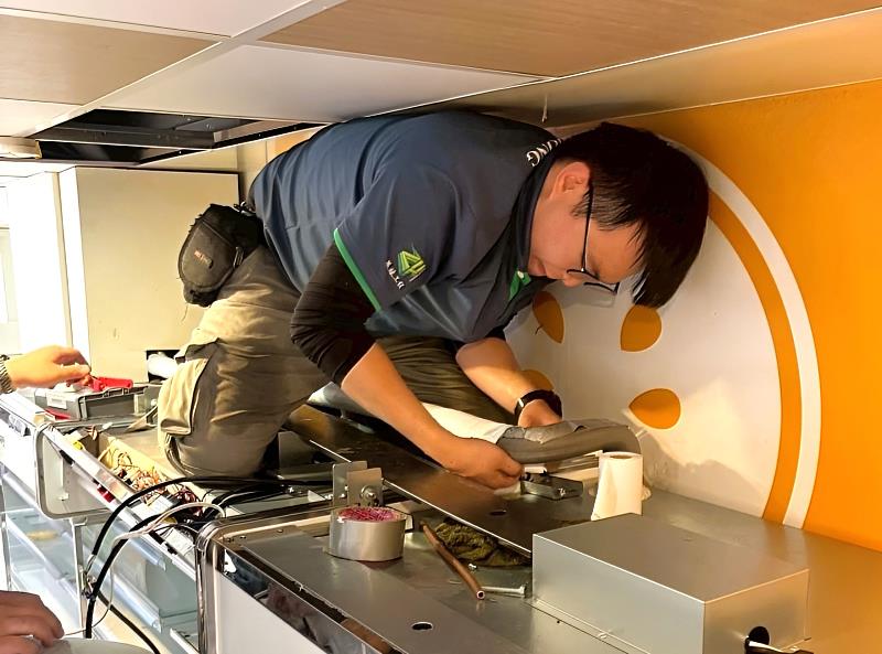 阿見參加北分署職訓課程培養專業職能。在職場上靈活運用職訓所學，累積技術實力與工作經驗。