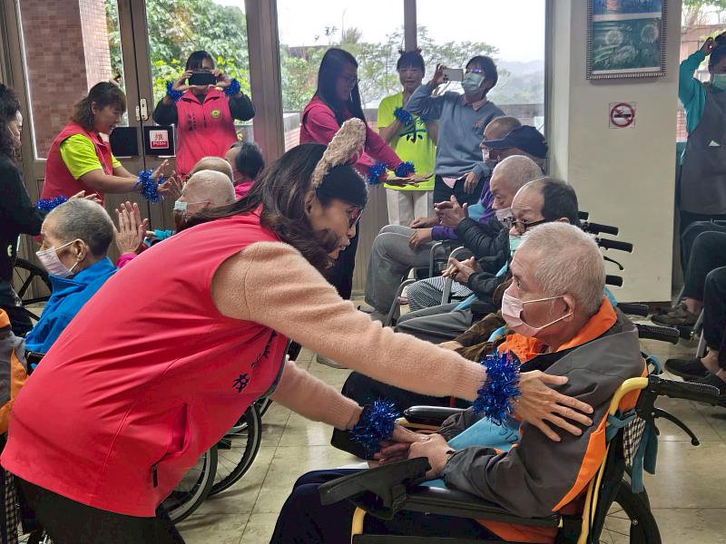 歲末送暖 溫馨滿溢 救國團基隆市中山區團委會仁愛之家節慶慰訪活動