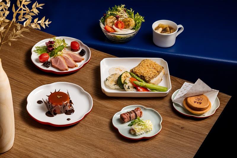 2026年1月1日起,華航桃園出發飛往歐美及大洋洲的長程航班豪華商務艙,可享用與T+T聯名打造東南亞風味且融合台灣在地特色的高空饗宴。