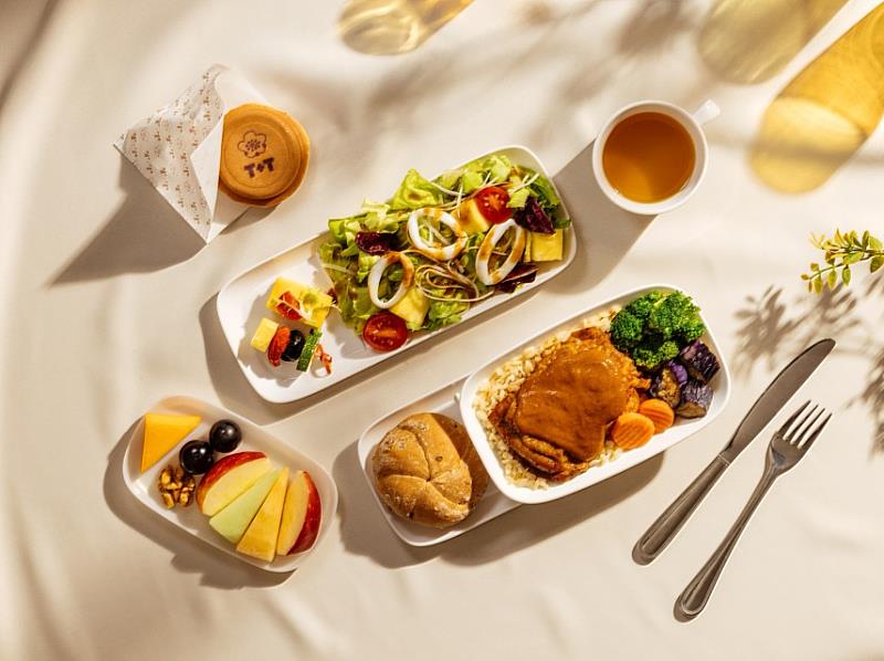 豪華經濟艙獻上「紅咖哩炙烤雞腿與雞油飯」，更同步享用商務艙招牌點心「玫瑰鴨松露車輪餅」。