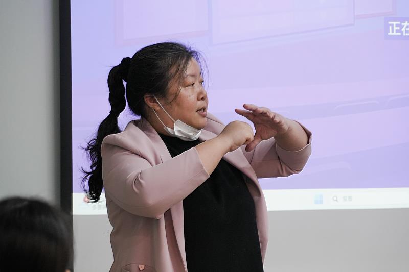 臺科大舉辦「EMI Teaching Sharing & Demonstration」活動,邀請醫學工程研究所教授許維君進行EMI示範教學,結合簡報及肢體動作說明科技輔助的臨床教學應用。