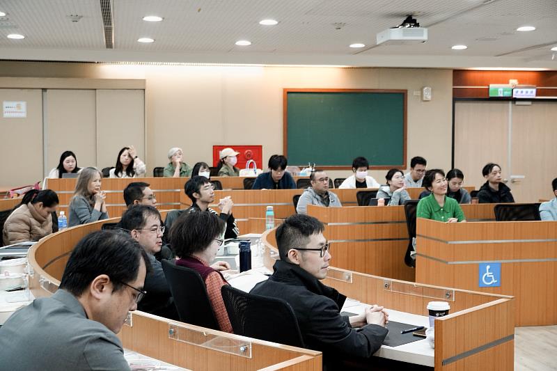 在場師生認真聆聽人文專題演講,講座內容橫跨美學、文化研究與社會史,為臺科大校園注入多元人文思辨與國際人文視野。