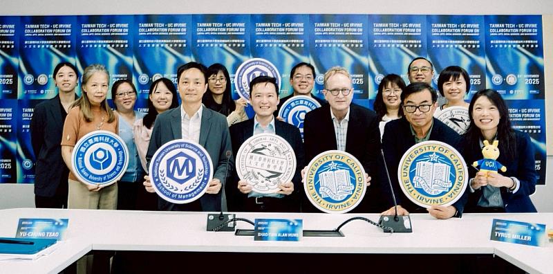 臺科大人文社會學院、管理學院與美國加州大學爾灣分校(UC Irvine)代表團進行雙聯學制合作討論會合影。