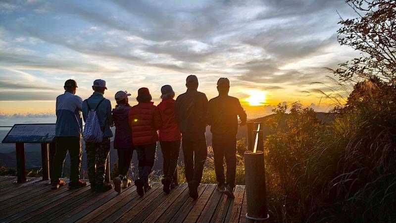 望揚山眺望遠方守護神