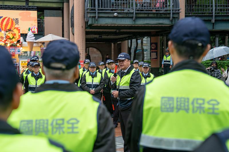 國興保全進行勤前教育與勤務說明，確保指揮體系與人力配置清楚到位。