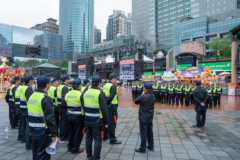 國興保全進行勤務宣導與整隊確認，確保後續維安作業依規劃執行。