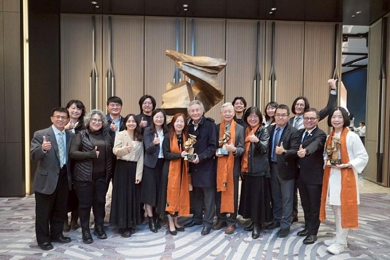 逢甲大學董事長高承恕、校長王葳與建築團隊於共善樓獲獎後合影，見證建築與校園規劃的榮耀時刻。