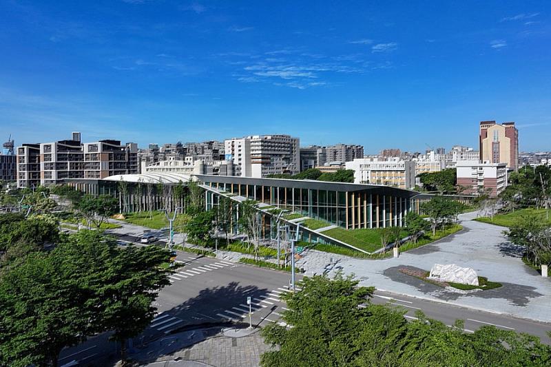 位於水湳經貿園區的逢甲大學共善樓被譽為該區域「最矮、最綠」的建築。