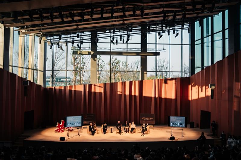 這座由國際建築大師隈研吾設計的建築，深刻詮釋了大學教育與都市空間、人與環境共享的新典範。