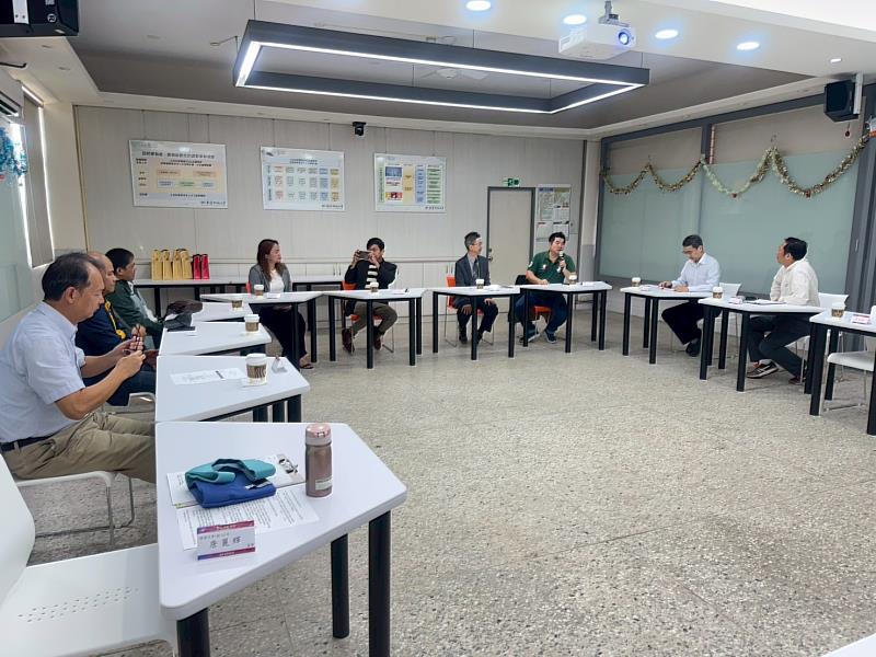 南臺科大與菲律賓CBSUA代表團在交流會議合影。本校張儀興主任秘書、陳有圳副院長等主要接待人員，與CBSUA的行政主管Dr. Ernesto D. Doloso Jr.及工業技術學院院長Dr. Jennifer V. Perez等進行深度交流。