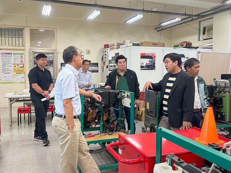 南臺科大展現「智慧實作導向」教學特色。圖為機械系劉乃上副主任、許哲嘉老師與張明豪組長向CBSUA貴賓介紹汽車實習工廠的訓練設備,雙方聚焦於機械工程與智慧車輛領域的合作。