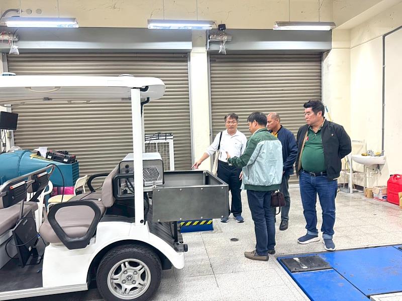 南臺科大張崴縉總務長（左1）向CBSUA代表團介紹其研究團隊的研發成果，包含電動車的製作，以及自駕車的開發。