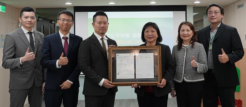 中華郵政公司壽險業務通過ISO10002驗證，由協理簡詠涵（右3）代表接受英國標準協會臺灣分公司副協理林應祥（左3）頒發證書。/中華郵政提供