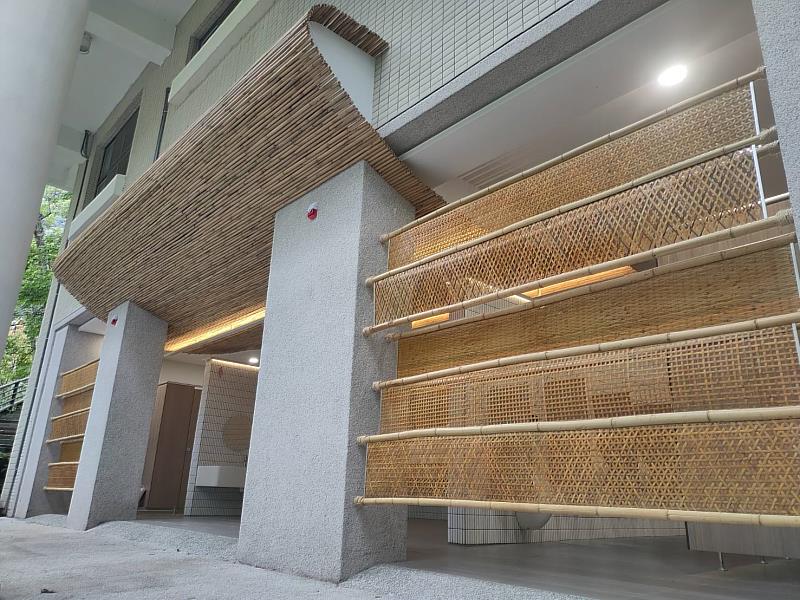 迎竹軒－遊客服務中心下方公廁，以新面貌呈現-竹編藝術入口意象。