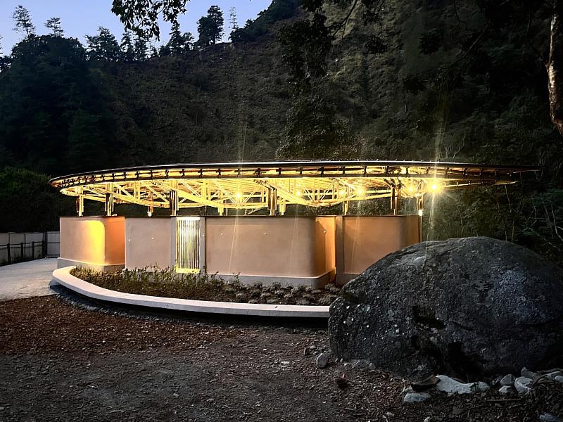 浮竹軒－夯土外牆自然構築的紋理，呈現山林、自然、與土地氛圍質感。（相片提供－原間影像）