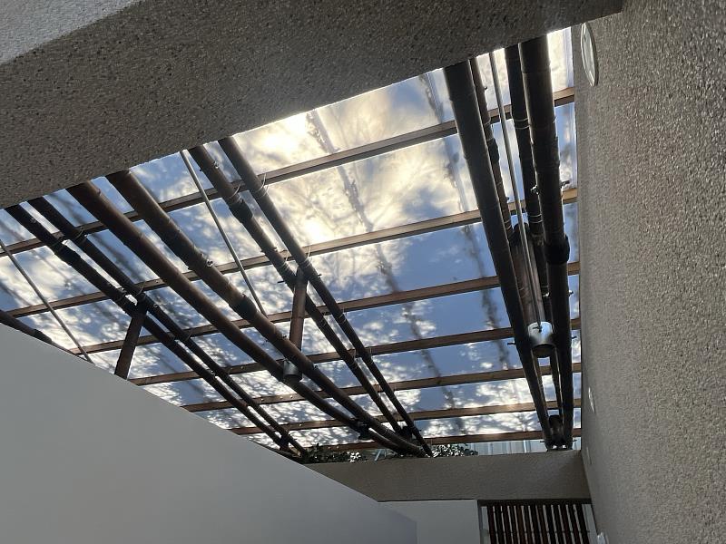 沐竹軒－綠色走廊上方公廁，屋頂中空板享受明亮宜人的日光與綠意。