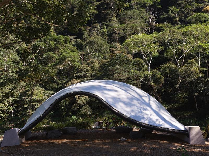 竹泊－以竹承載林場經歷的迭起，輕輕停泊於溪邊上，波浪型的屋面有聲音迴盪的彈性，收集飽滿的自然之聲，隱身於壯闊的自然山林之中。