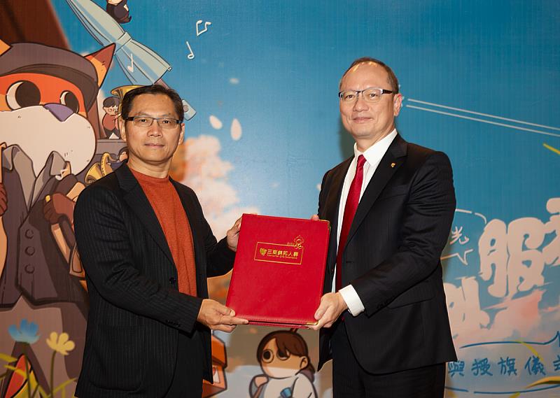 盧文民副校長（左）代表文化大學致贈水晶獎盃與感謝狀，感謝三商美邦人壽多年來以實際行動支持華岡弱勢學子。三商美邦人壽徐嘉駿協理（右）代表接受。