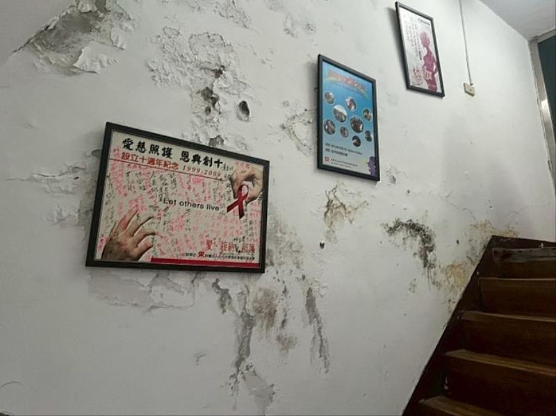 愛慈基金會原先外露危險的管線及牆壁多處壁癌問題,重新作適當的修繕與整理。