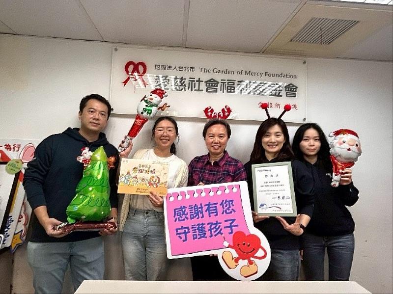贊助修繕企業鴻麟全球運輸與等家寶寶社福協會一同到場關懷孩子們生活情況。