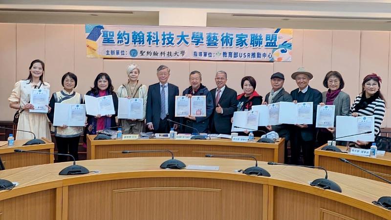 聖約翰科大成立「藝術家聯盟」，唐彥博校長（右6）頒發感謝狀及致贈《菁英傳》一書給10位藝術家。左起：姚采穎、陳能梨、郭香玲、胡翡翠、曾鴻鍊、李沃源、唐彥博、蕭采縈、趙文雄、葉傑生、簡品淑及吳淑真等。