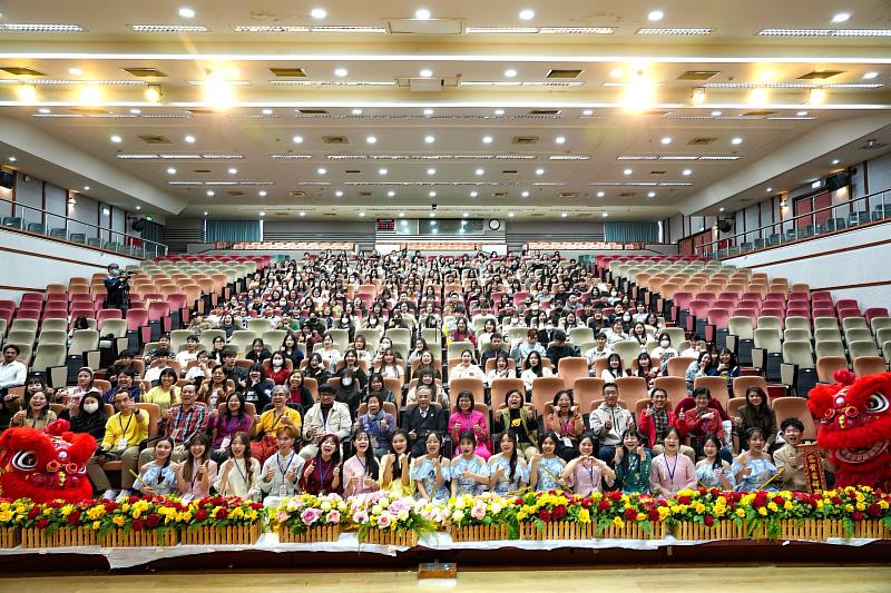 國際學生在台跨年慶祝，感受朝陽校園濃濃的節慶氛圍。