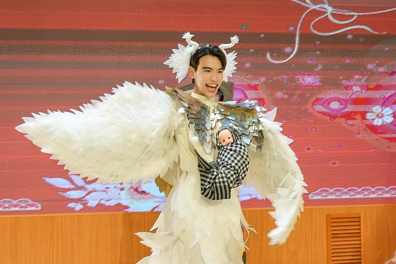 越南學生黎明王以保麗龍打造擁有雪白羽翼的〈母鷺〉,象徵越南文化對母親的愛,勇奪最佳全能獎。