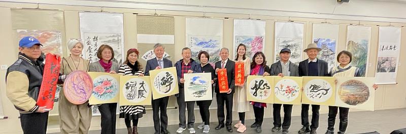 藝術家展示現場揮毫與作畫示範的成果，左起：杜正雄、胡翡翠、簡品淑、吳淑真、曾鴻鍊執行董事、李沃源首席顧問、蕭采縈、唐彥博校長、姚采穎、郭香玲、趙文雄、葉傑生、陳能梨。