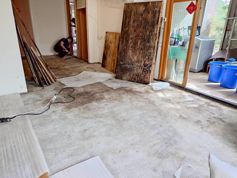 聖道兒童之家孩子們的小家腐蝕的地板更新中。