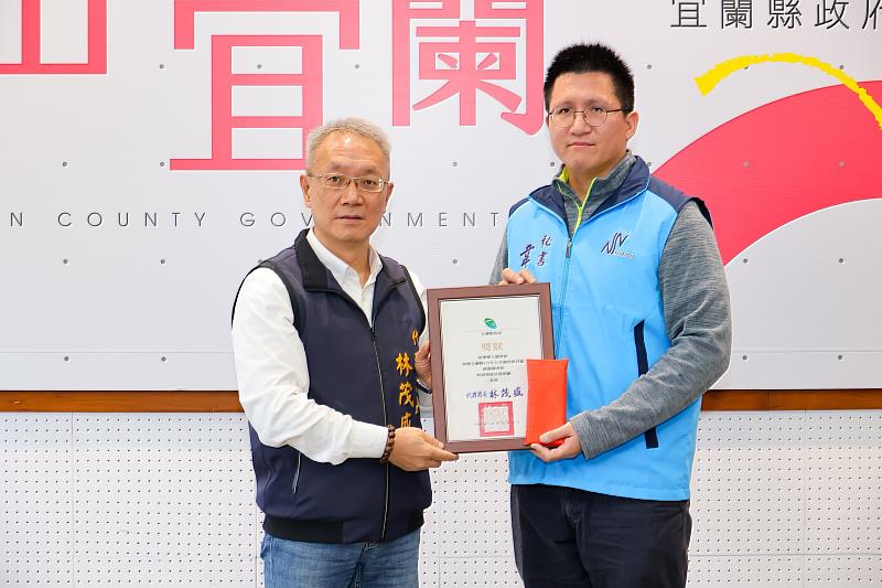 南澳鄉韋聖安秘書代表受獎。