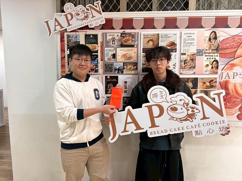 JAPON點心坊行銷總監陳柏翰（左）頒獎予第2名學生。