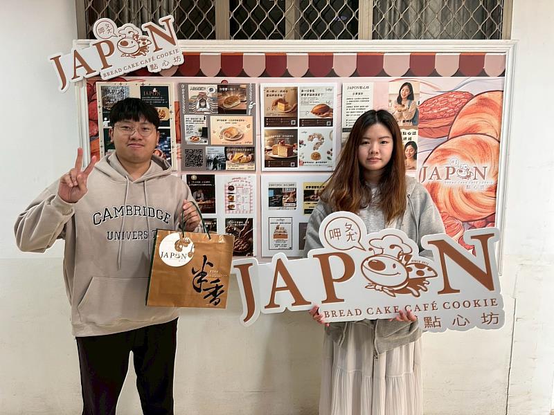 和碩廣告聯合有限公司副總吳致緯(左)頒獎予第3名學生。